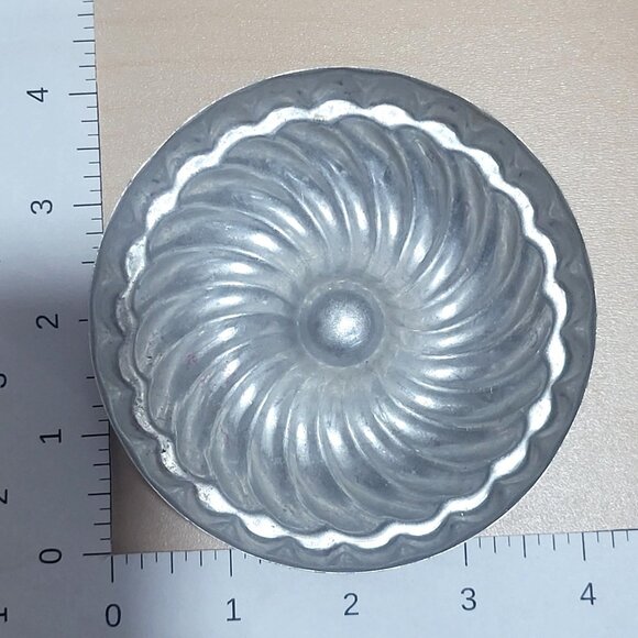 Vintage Mini Aluminum Swirl Gelatin Cake Molds Tart Tins Set of 6 - Picture 7 of 8